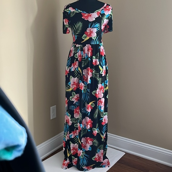 NWOT Tropical Floral Maxi Dress with Pockets in Size Small Crinkle Texture - Picture 4 of 7